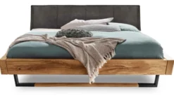 817 Bett aus Holzbalken