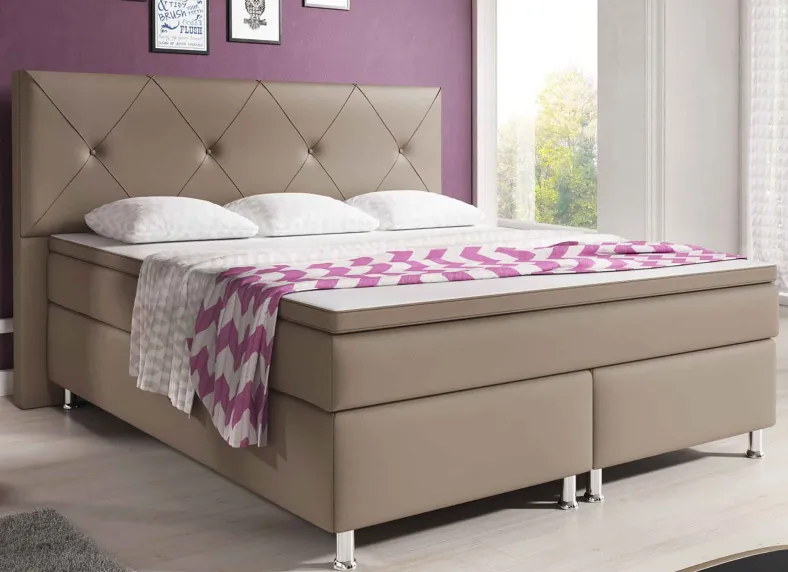 Boxspringbett mit hohem Kopfteil
