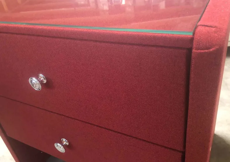 Roter Nachttisch für Boxspringbett